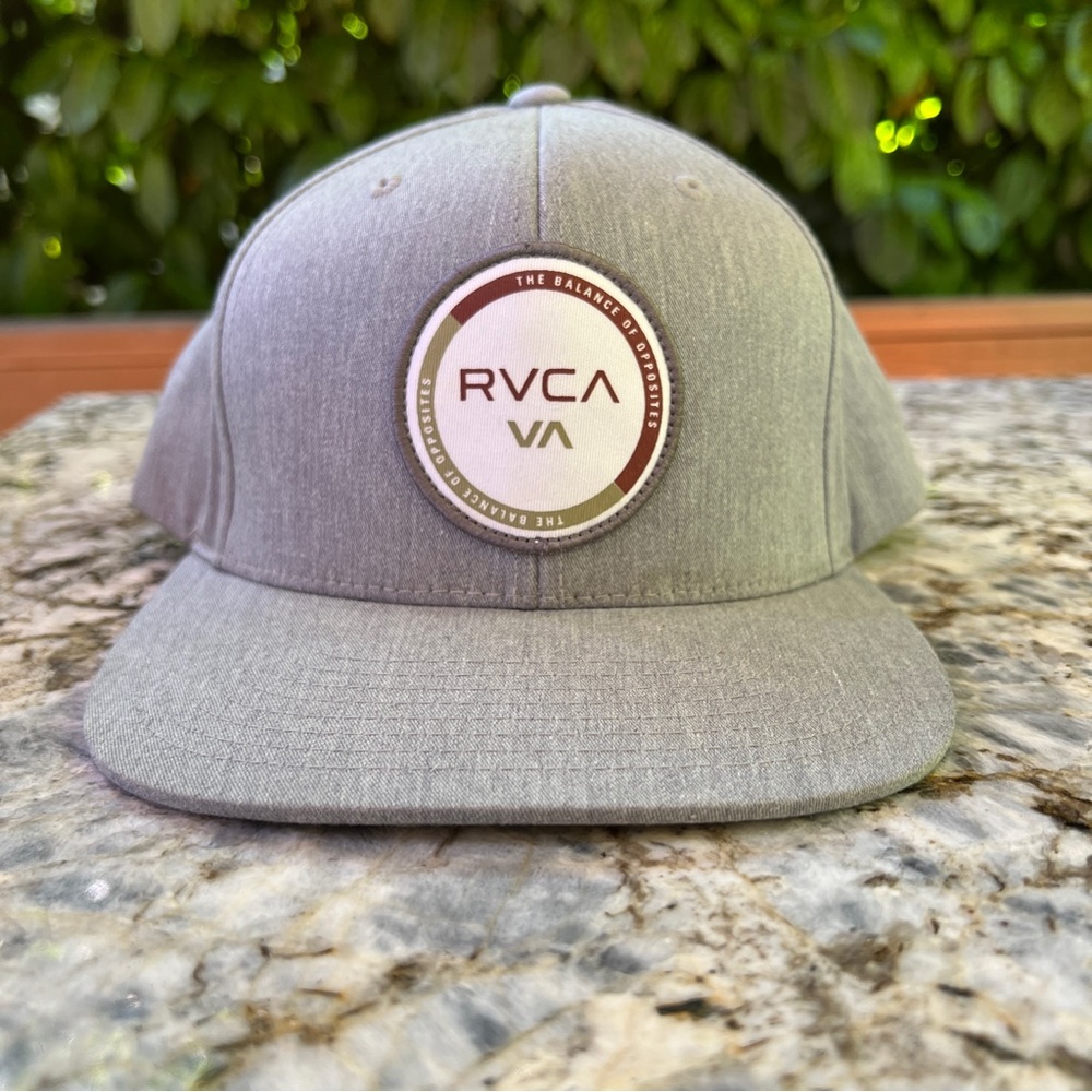 Men’s SnapBack RVCA hat. Grey. OS.